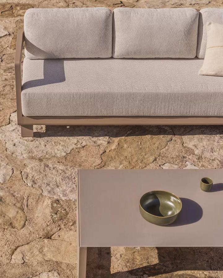 Nerano set with 3-seater sofa and coffee table in taupe aluminium